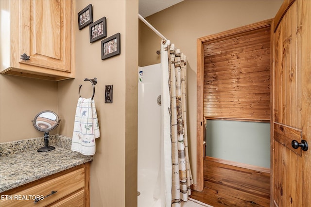 bathroom with a shower with shower curtain and vanity