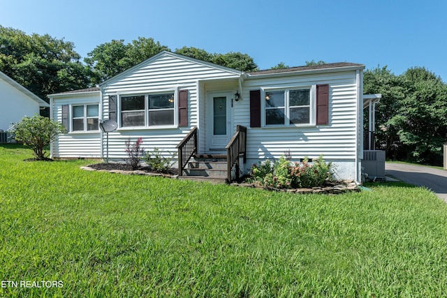 view of front facade featuring entry steps, crawl space, and a front lawn