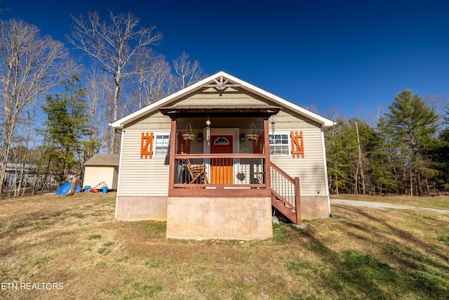 view of front of home featuring a porch and a front lawn