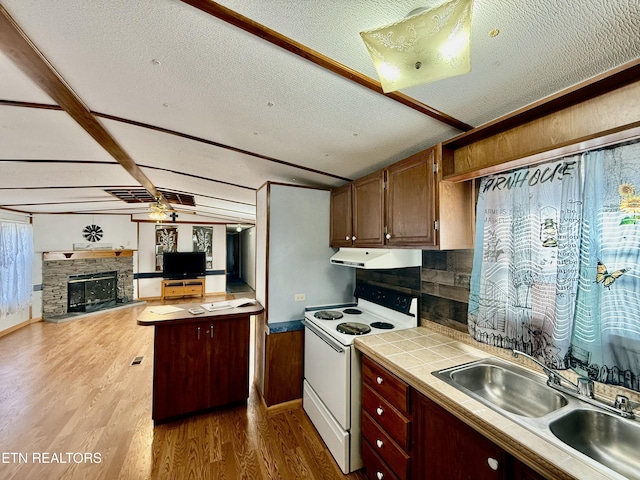 kitchen with a sink, under cabinet range hood, white range with electric cooktop, and wood finished floors