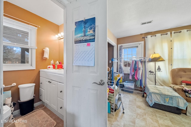 bathroom with vanity, visible vents, and baseboards