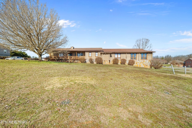 single story home with a front lawn