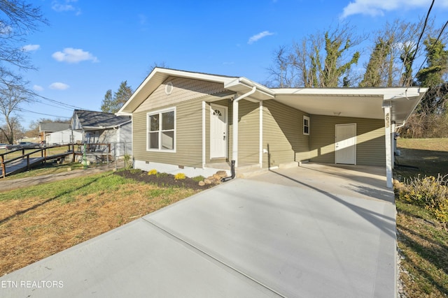 view of front of home featuring an attached carport, fence, driveway, and crawl space