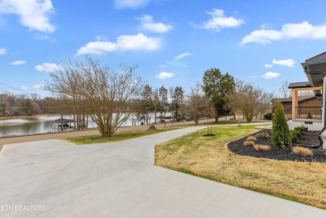 view of yard featuring a water view