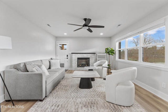 living room featuring visible vents, recessed lighting, wood finished floors, and baseboards