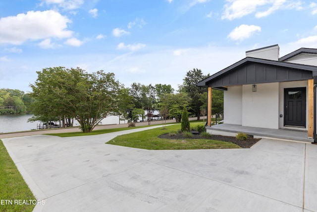 11433 Turkey Creek Rd, Knoxville, TN 37934 - exterior space with a porch, curved driveway, and a water view