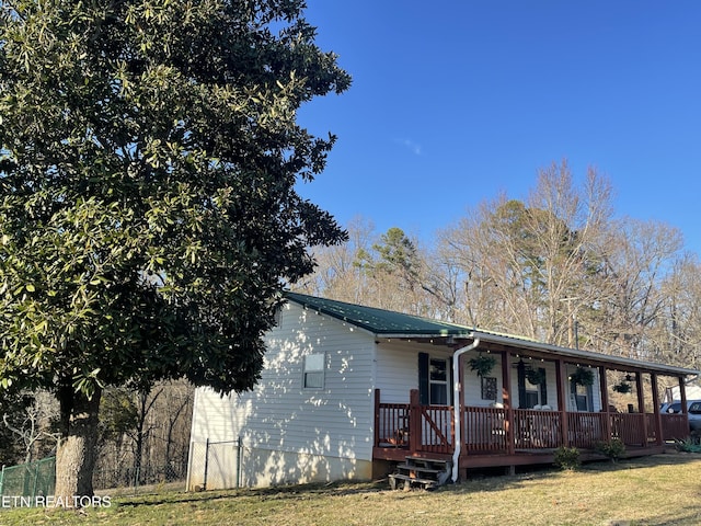 view of front of property with a porch and a front lawn