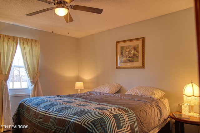 bedroom featuring ceiling fan and a textured ceiling