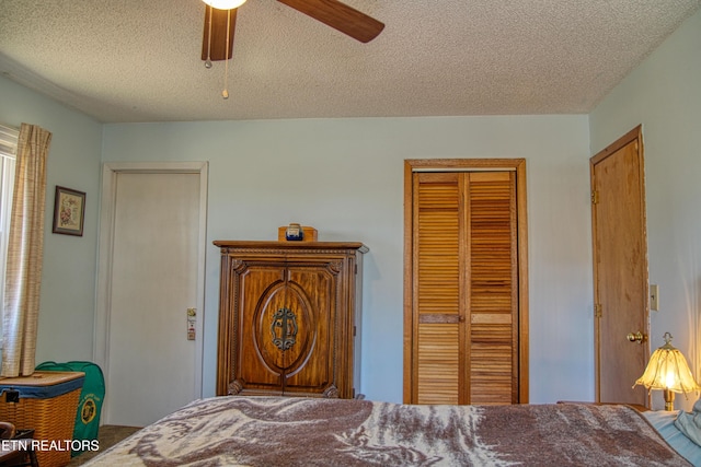 bedroom with a textured ceiling, a closet, and a ceiling fan