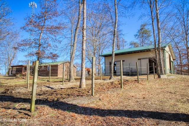 view of yard featuring an outbuilding