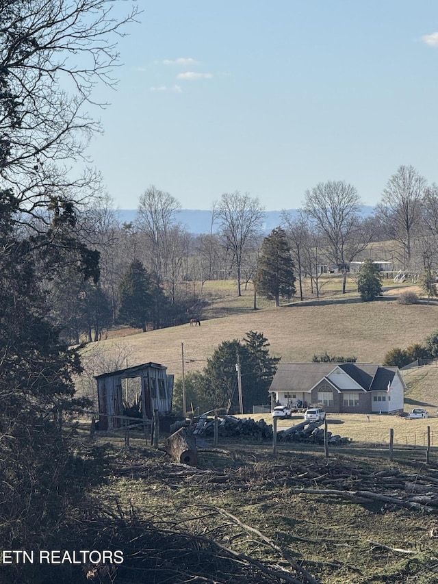 view of yard featuring a rural view