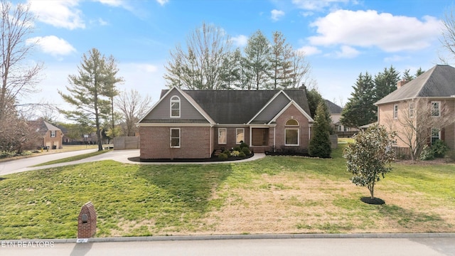 view of front of home featuring brick siding and a front yard