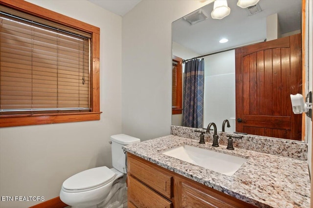 full bathroom with curtained shower, visible vents, vanity, and toilet