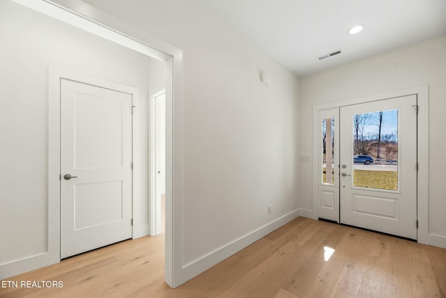 foyer featuring light wood finished floors, recessed lighting, visible vents, and baseboards