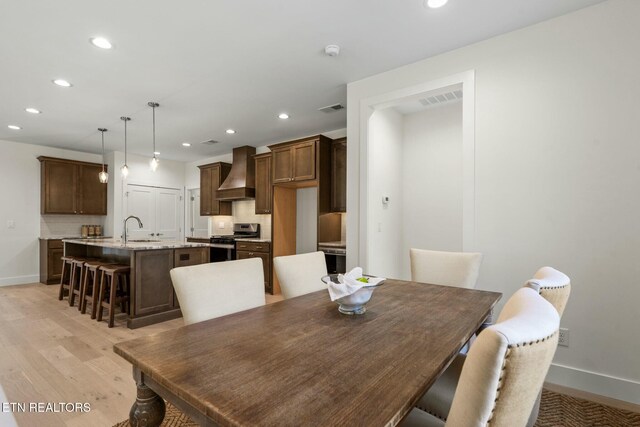 dining space with recessed lighting, visible vents, light wood-style flooring, and baseboards
