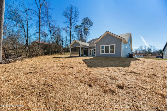 back of house featuring a lawn