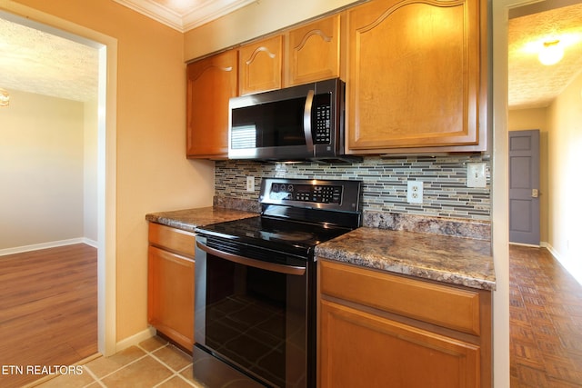 kitchen with a textured ceiling, electric range, baseboards, ornamental molding, and backsplash