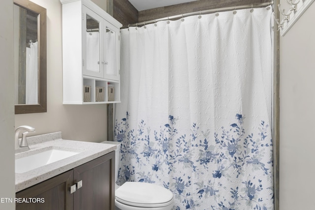 full bathroom with a shower with curtain, toilet, and vanity