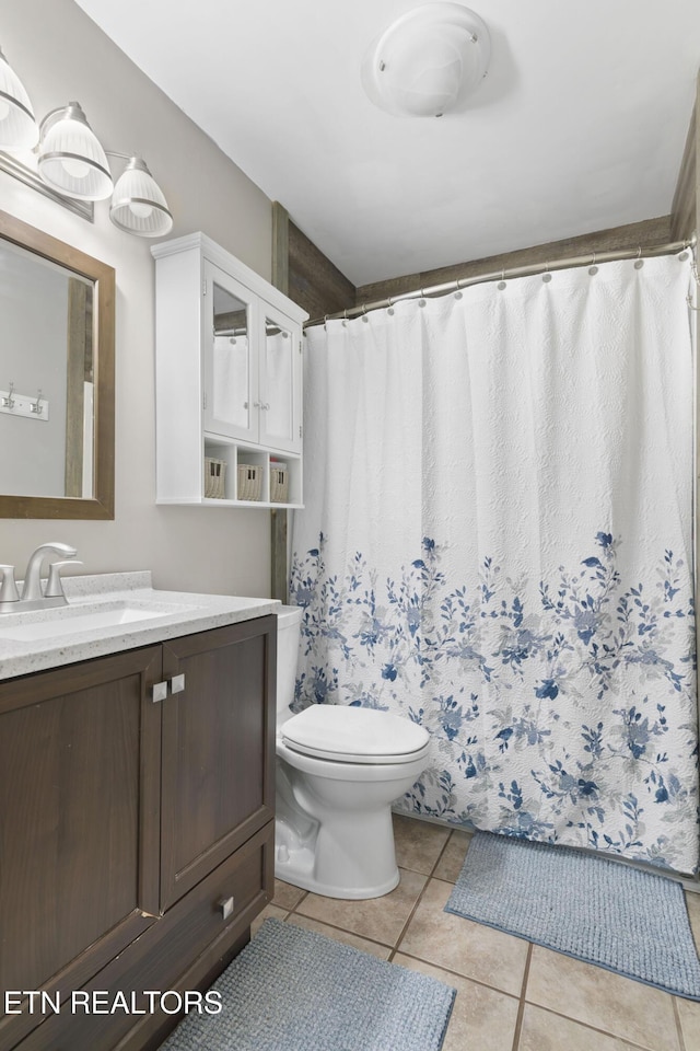 full bathroom featuring tile patterned floors, toilet, a shower with shower curtain, and vanity