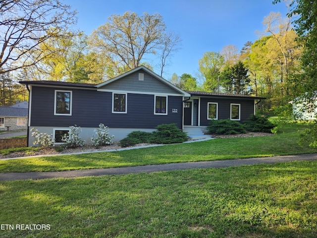 132 Pine Rd, Norris, TN 37828 - ranch-style home featuring a front lawn