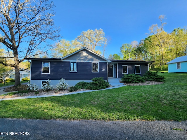 132 Pine Rd, Norris, TN 37828 - ranch-style house with a front yard