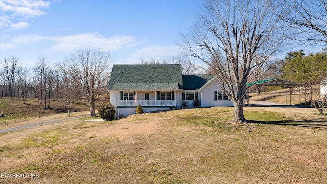 view of front of property featuring a shingled roof, dirt driveway, a porch, a front lawn, and a detached carport