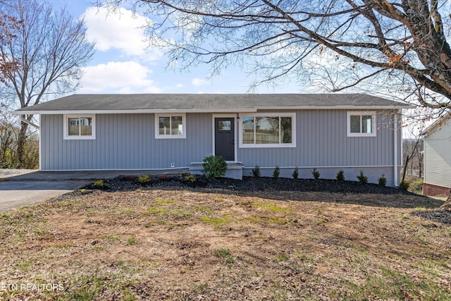 ranch-style house featuring entry steps