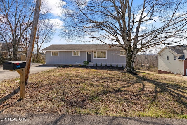 ranch-style home featuring a front lawn