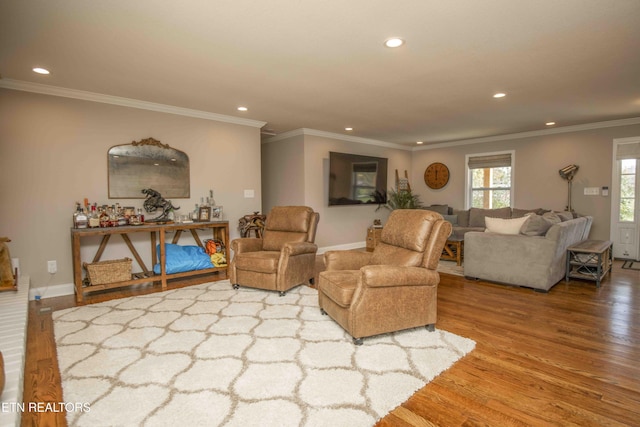 living room with crown molding, baseboards, wood finished floors, and recessed lighting