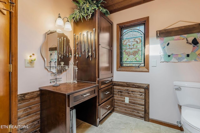 bathroom featuring vanity, toilet, and baseboards