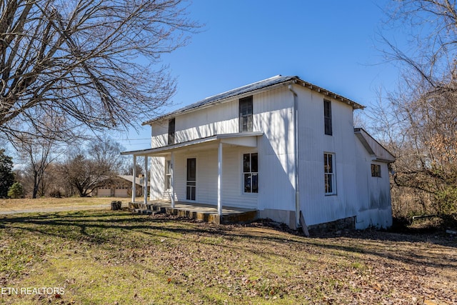 view of front of property with covered porch and a front lawn