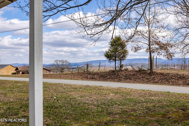 view of yard featuring a mountain view