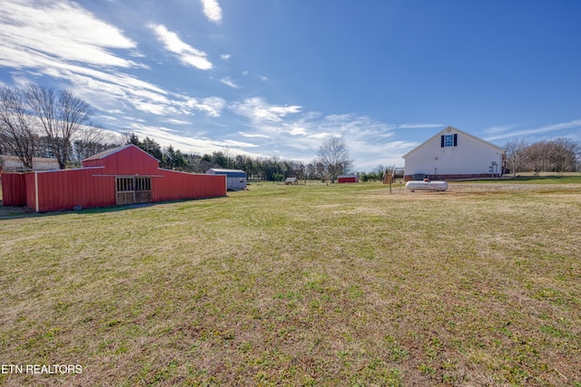 view of yard featuring a pole building and an outbuilding