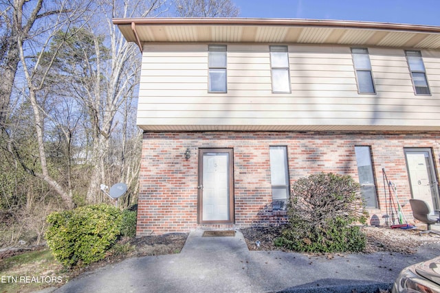 view of front facade featuring brick siding