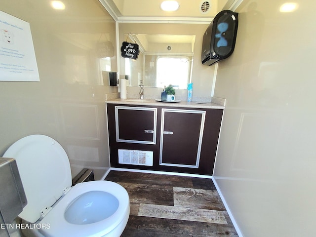 bathroom featuring baseboards, visible vents, vanity, and toilet