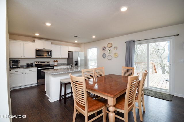 dining area featuring dark wood-style floors, recessed lighting, visible vents, and baseboards