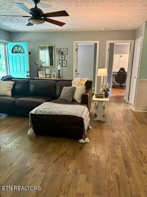 215 Vann Dr, Harriman, TN 37748 - living area with a ceiling fan, wood finished floors, and a textured ceiling