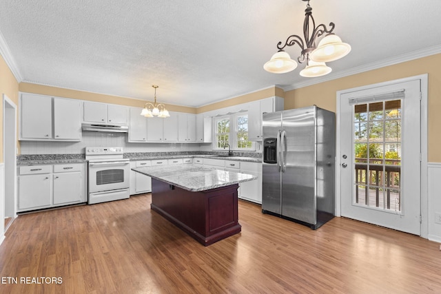 kitchen featuring white electric range oven, an inviting chandelier, a sink, under cabinet range hood, and stainless steel fridge with ice dispenser