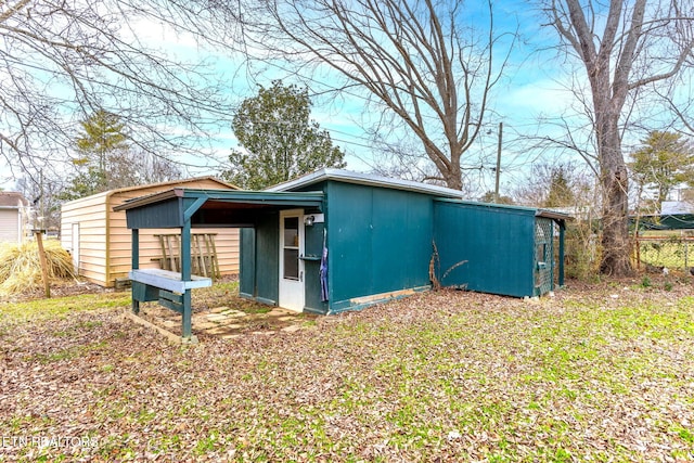 exterior space featuring an outbuilding