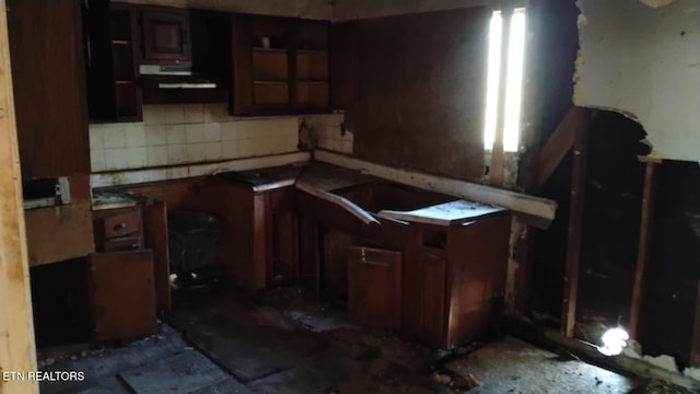 kitchen featuring backsplash and under cabinet range hood