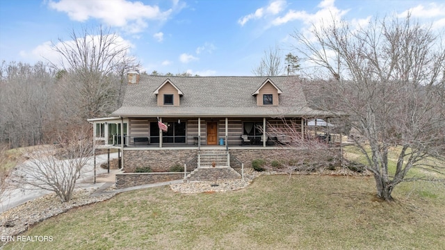 view of front facade featuring a front yard and covered porch