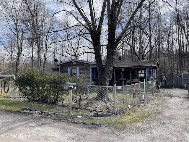 view of front facade with driveway and a fenced front yard