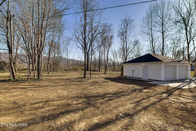 view of yard with an outdoor structure