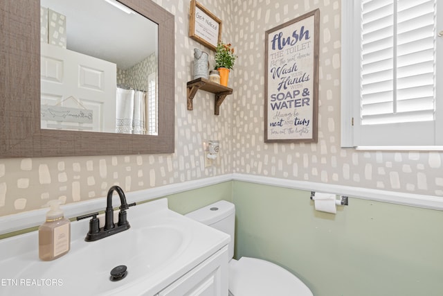 full bath with vanity, toilet, and wallpapered walls