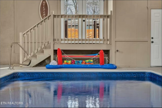 view of swimming pool