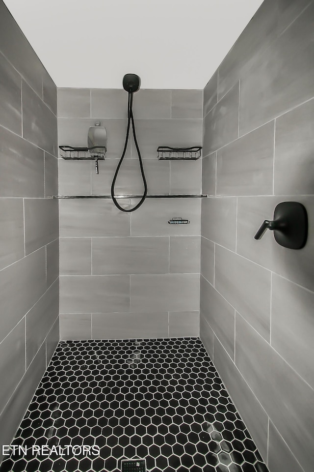 bathroom featuring tiled shower