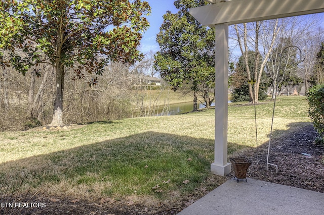 view of yard featuring a water view