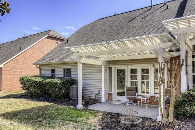 rear view of house featuring a yard, roof with shingles, a patio area, and a pergola