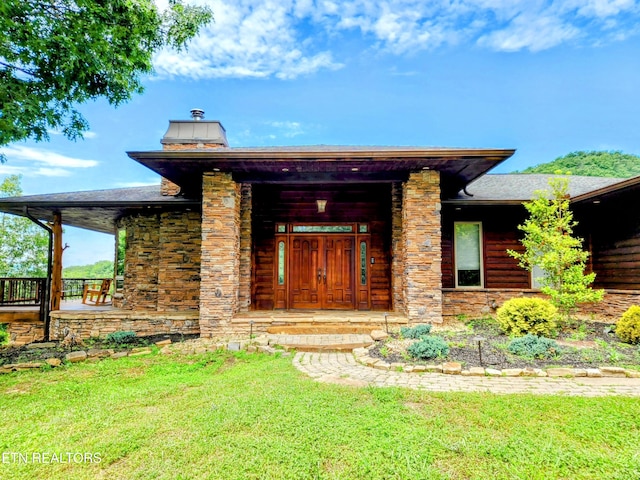 property entrance featuring a yard