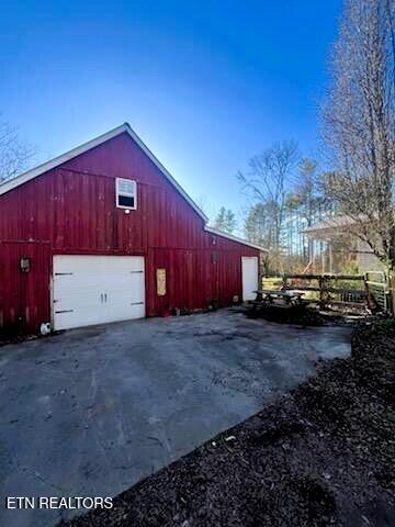 view of barn with driveway